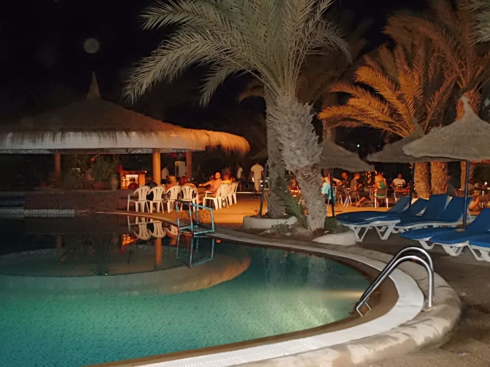 Hauptpool bei Nacht Hotel Fiesta Beach Djerba
