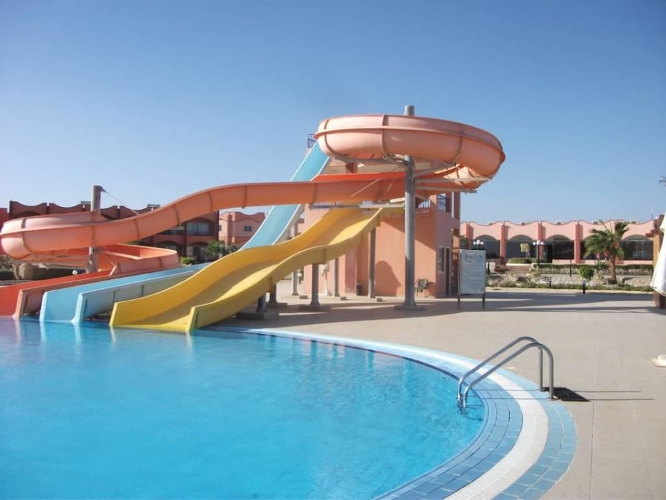 Zjeżdżalnie przy basenie Three Corners Happy Life Beach Resort