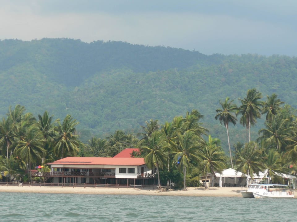 Blick vom Meer auf das Hotel-Restaurant am Strand Seaside Travellers Inn