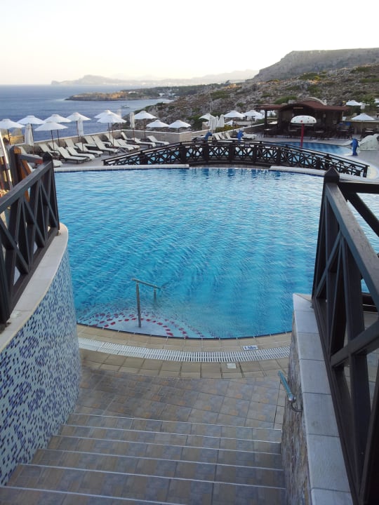 Výhled od bazénu Hotel Kalithea Horizon Royal