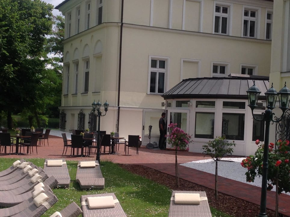 Schlossgebäude von hinten - mit Cafe Seeschloss Schorssow