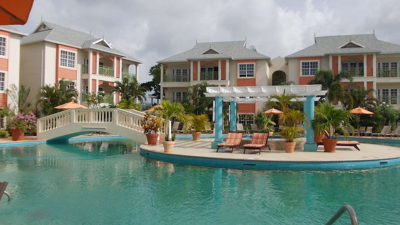 Pool Bay Gardens Beach Resort