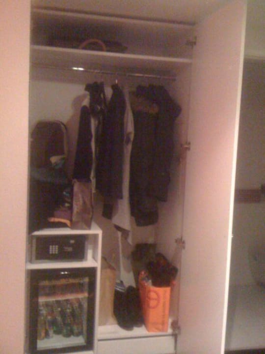 Kaum Ablagefläche im Schrank Vienna House Easy Katowice