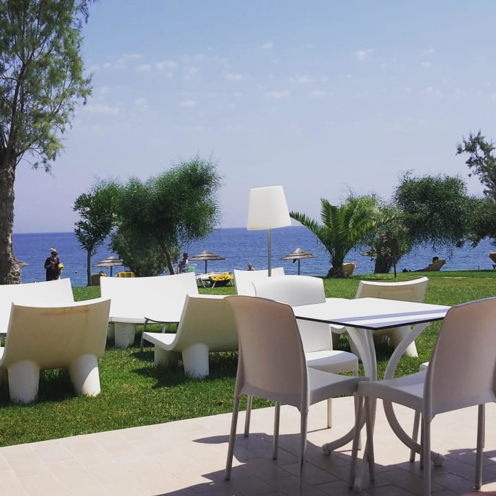 Blick zum Meer von der Poolbar TUI BLUE Oceanis Beach and Spa Resort