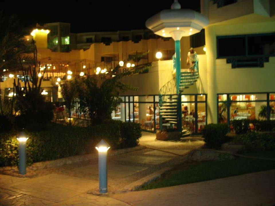 Отель ночью Moreno Horizon Spa & Resort