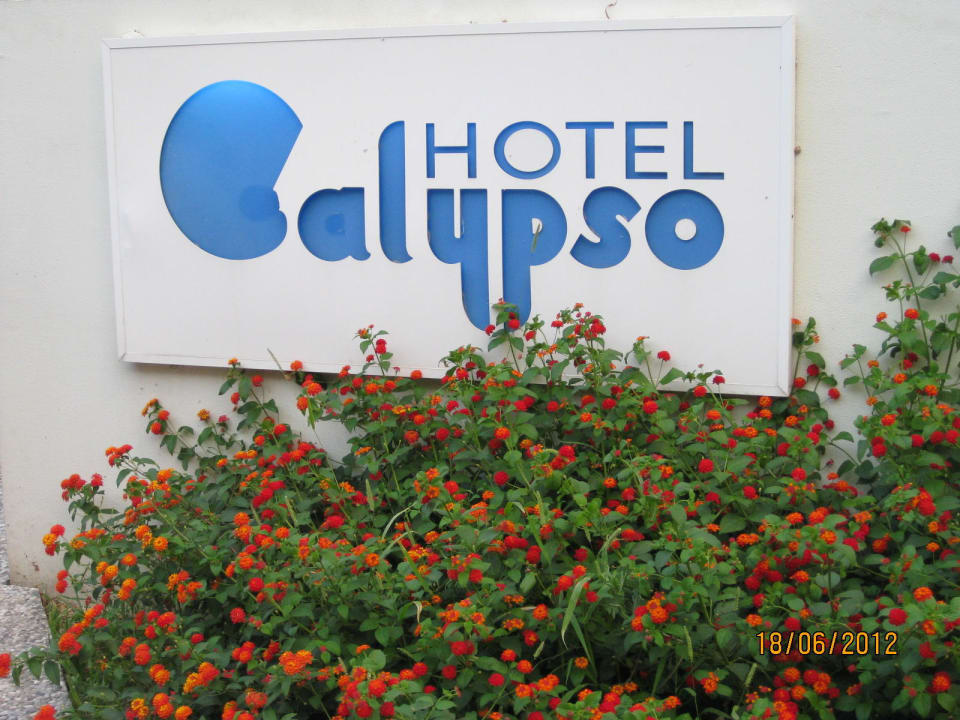 Hotelschild an der Einfahrt Hotel Calypso Beach