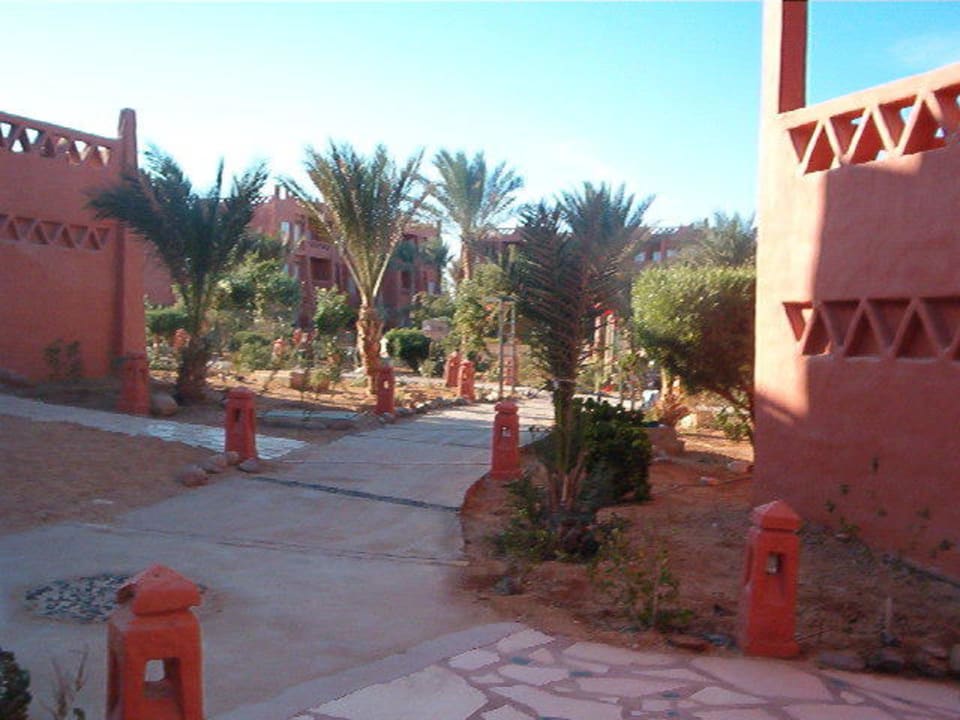 Viele verschlungene Wege führen durch  Resortl Hotel Hauza Beach Resort