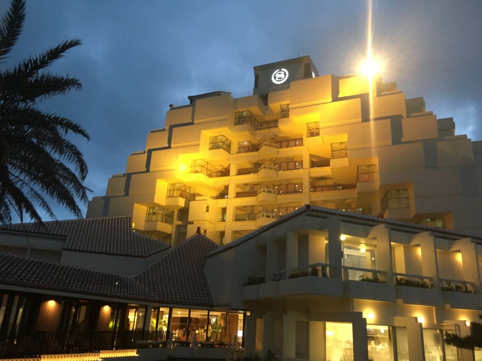 Außenansicht Sheraton Okinawa Sunmarina Resort