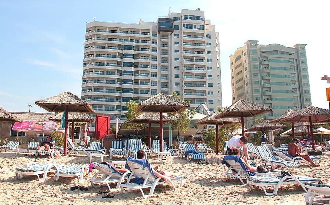 Ramada beach hotel ajman. Эмират Аджман пляж Рамада. Пляж Аджман Бич отель. Аджман Бич 4 звезды. Рамада Аджман Бич супермаркет рядом.