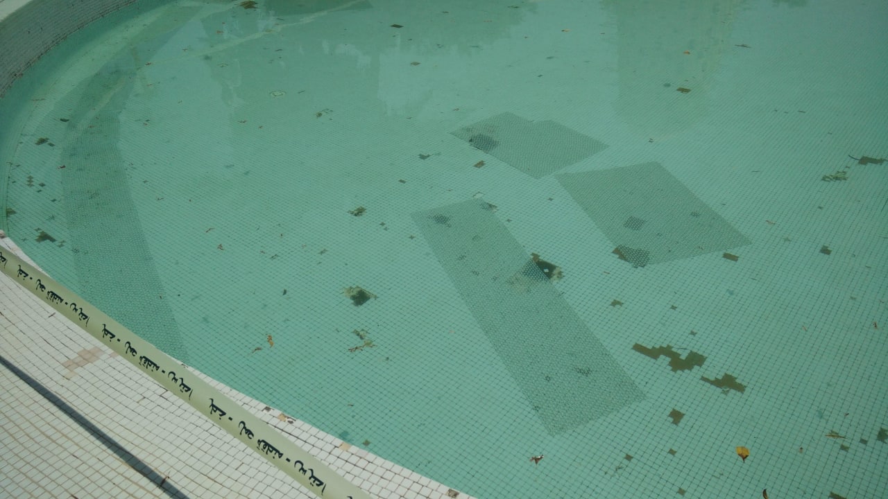 Abgesperrter dreckiger Pool Grand Makadi