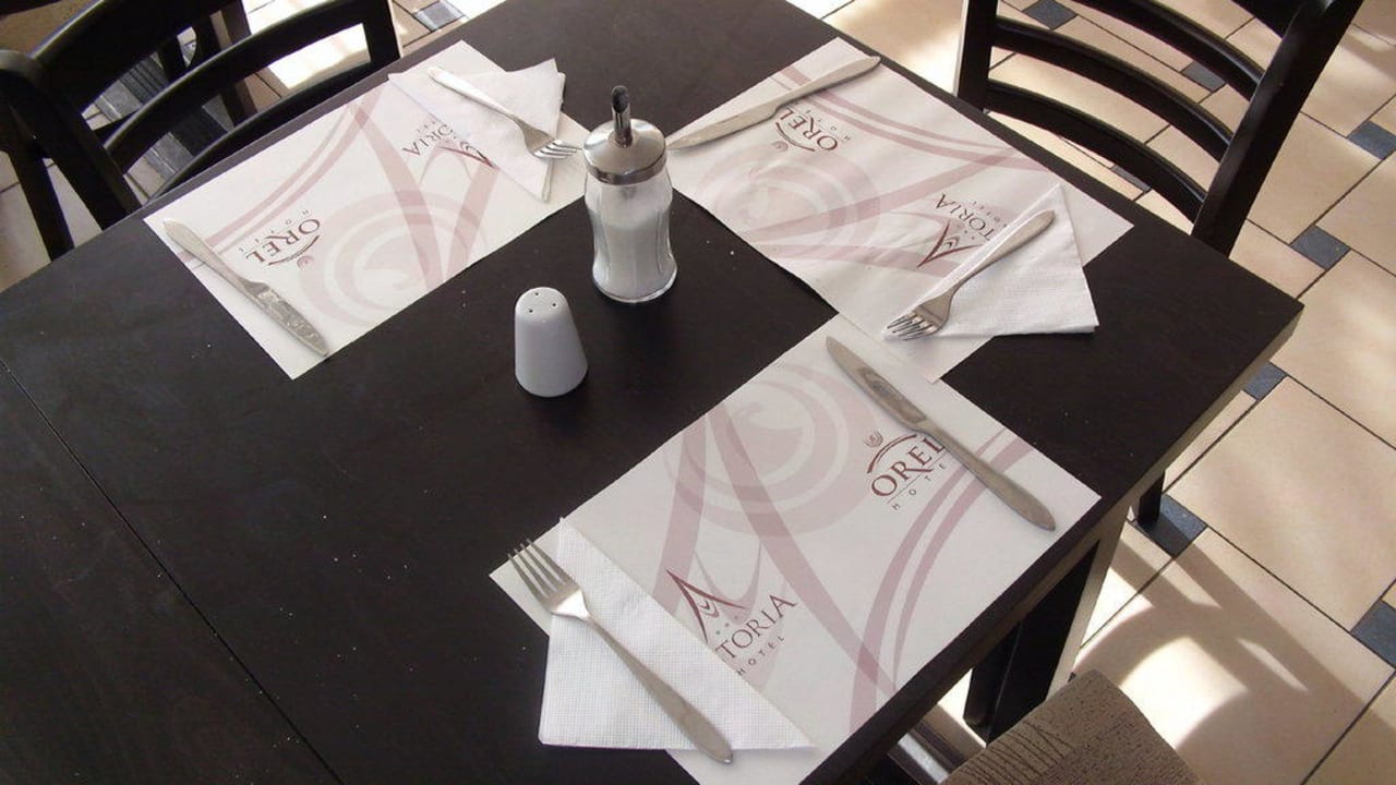 Gereinigter Tisch wartet auf neue Gäste MPM Hotel Astoria