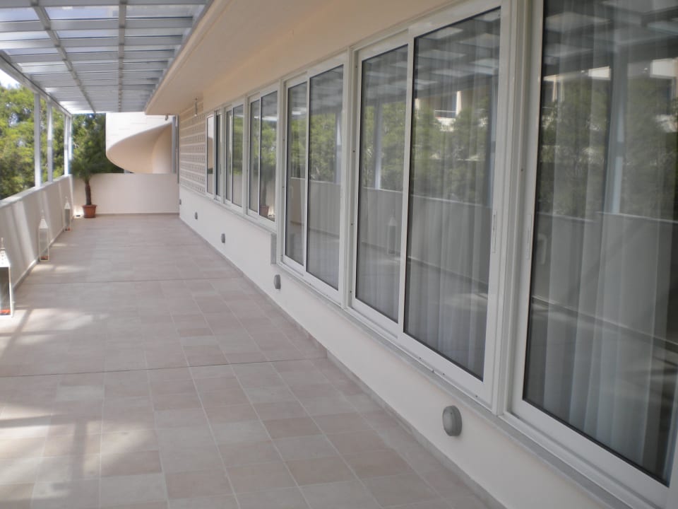 Weg zum Zimmer, links Blick auf Baustelle Pegasos Deluxe Beach Hotel