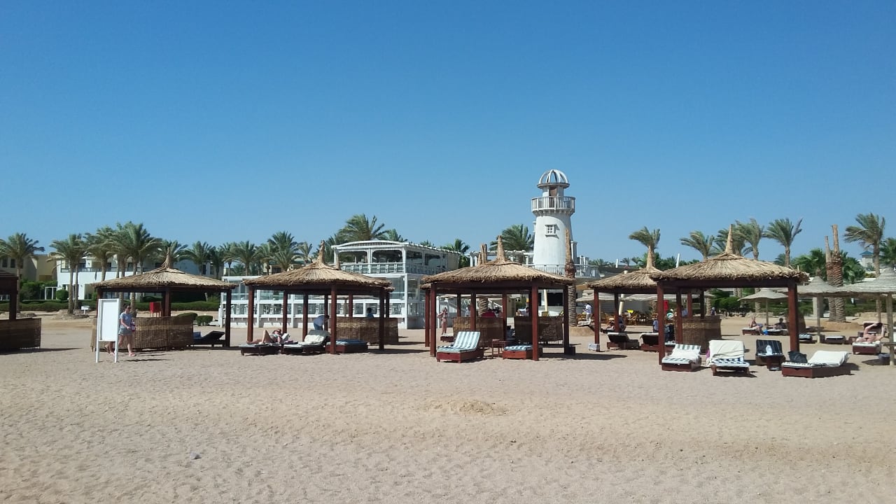 Blick vom Wasser Richtung Strandbar (Leuchtturm) und Restaur Coral Sea Holiday Village