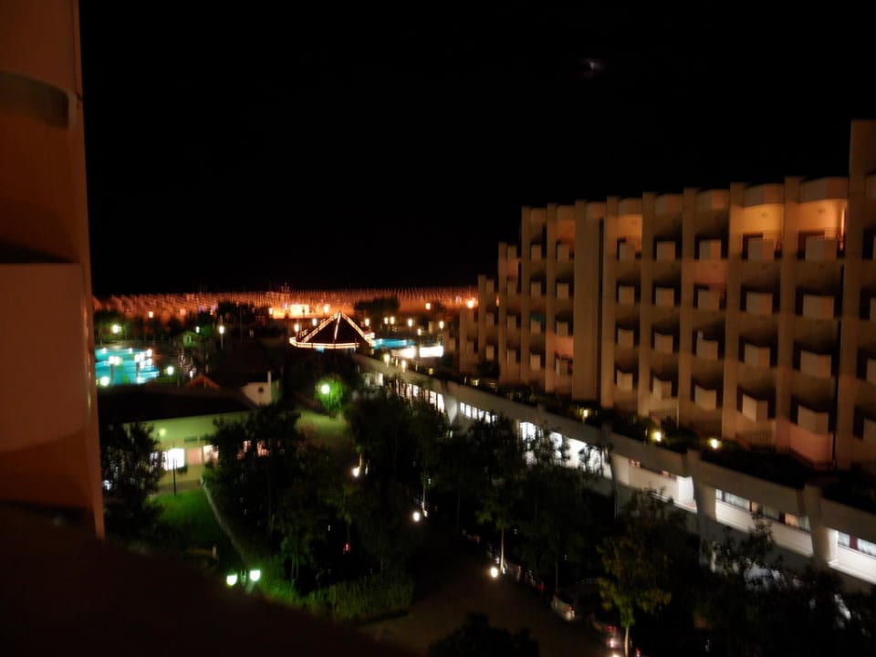 Zimmerausblick bei Nacht Aparthotel Holiday