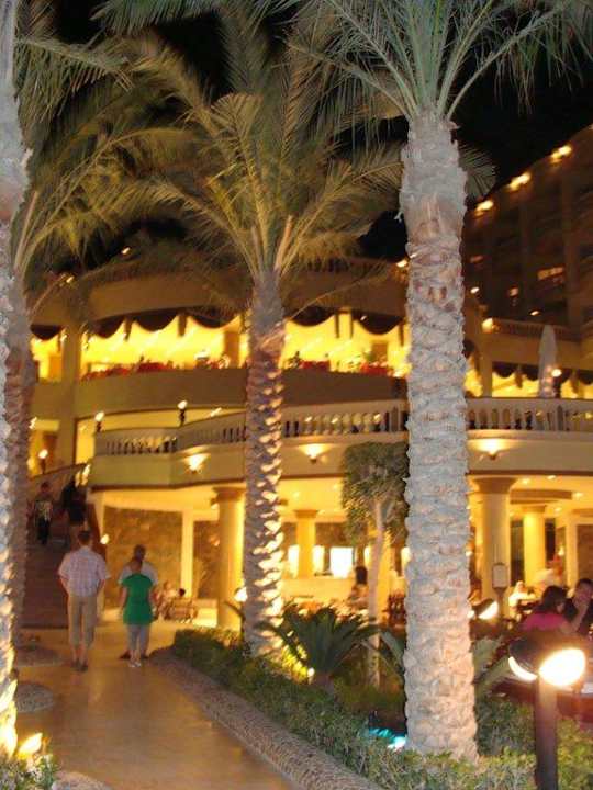 Widok hotelu po zmroku Riviera Aqua Park Resort