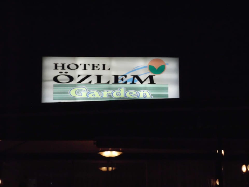 Von der Strandpromenade Özlem Garden Hotel