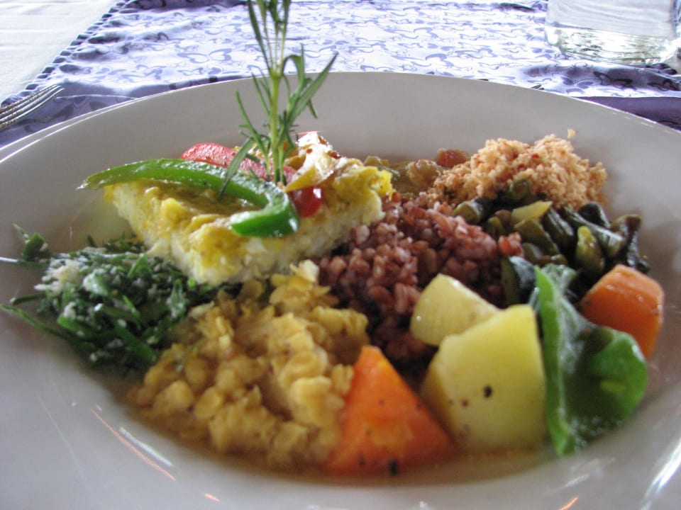 Vielfalt beim Mittagessen, das aus 4 Gängen besteh Shunyata Villa