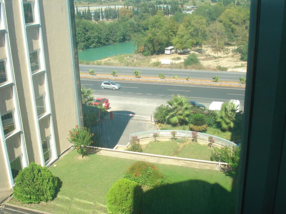 Вход в отедль со стороны улицы Holiday Park Resort