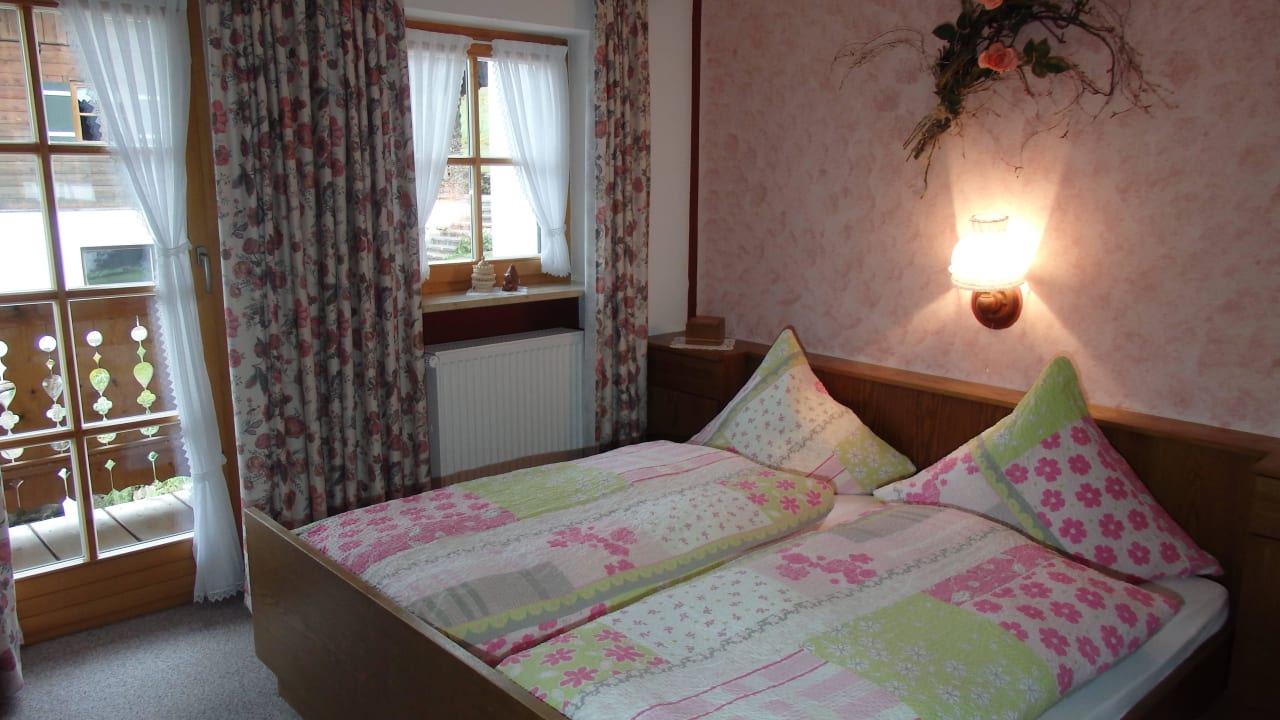 Gemütliches Schlafzimmer mit Balkon Ferienwohnung Rothenlehen