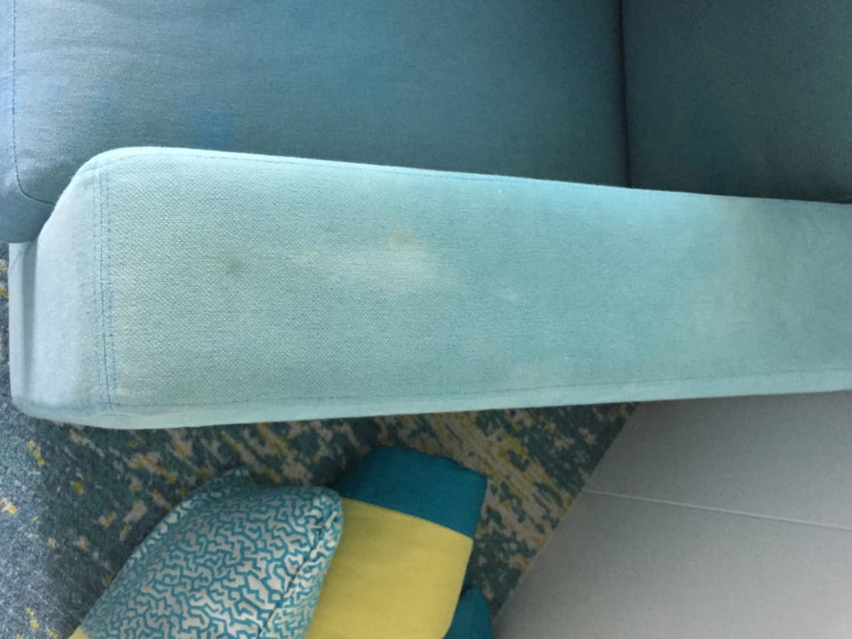 Verdrecktes und durchgesessenes Sofa JA Ocean View Hotel