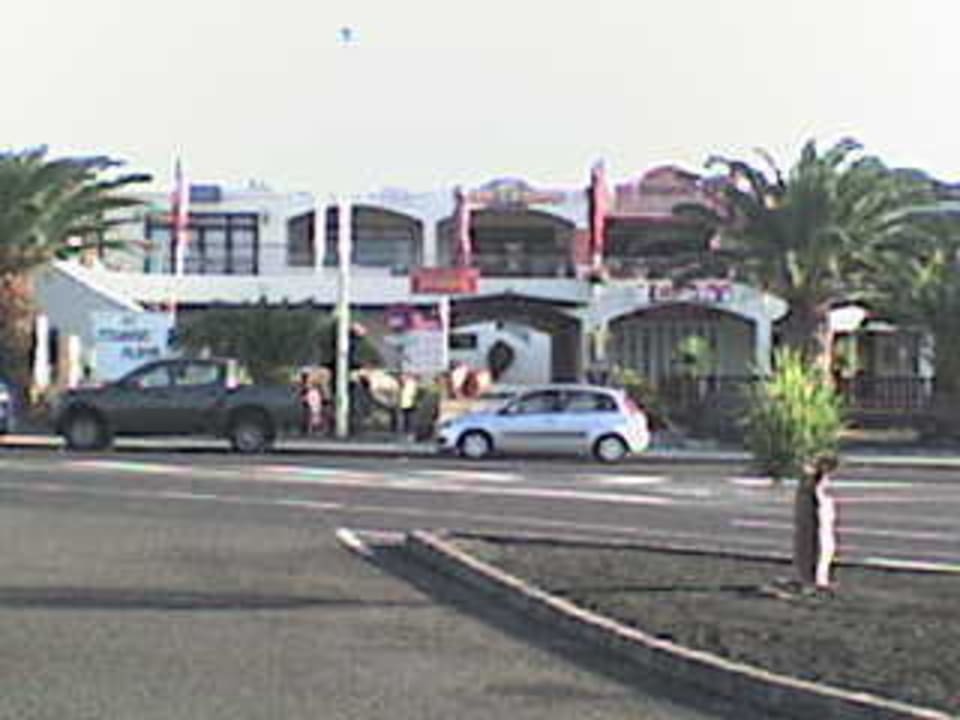 Blick auf eines der Shopping-Center gegenüber Hotel Grand Teguise Playa