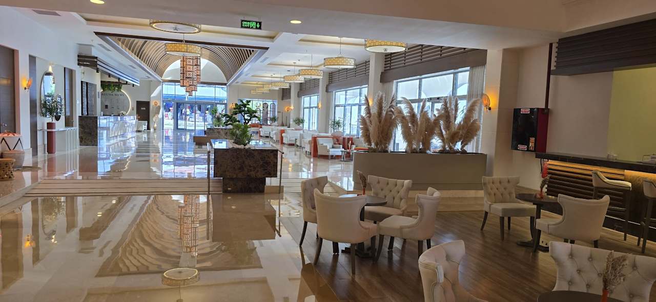 Lobby Side Aluna Hotel