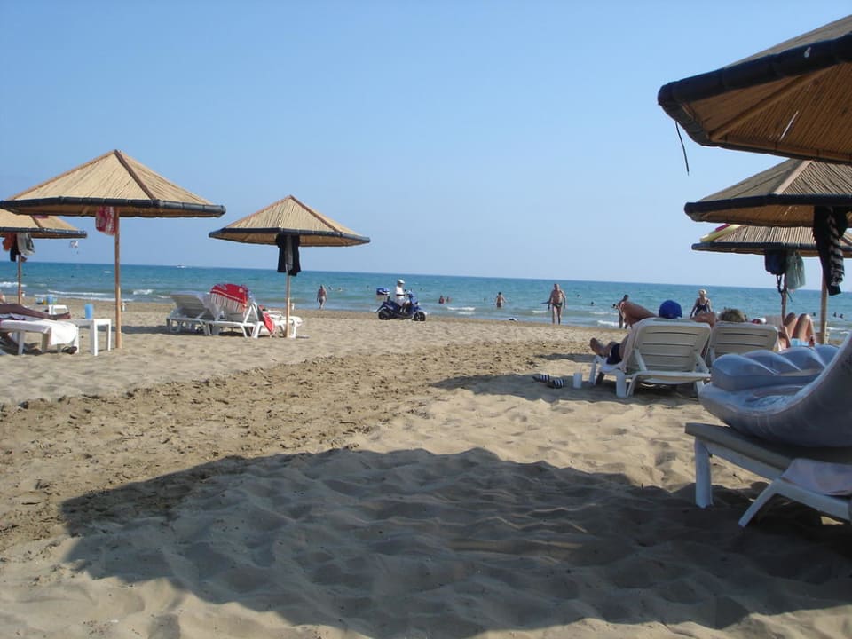 Fussweg zwischen den Liegen Hotel Defne Garden