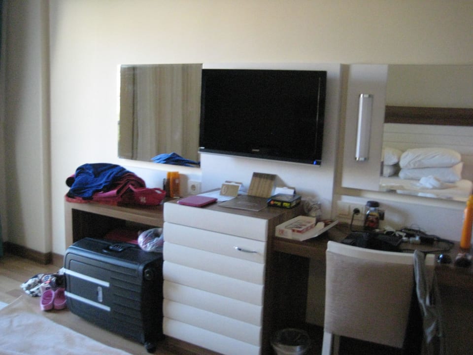 Fernseher und "Schminktisch" Dizalya Palm Garden