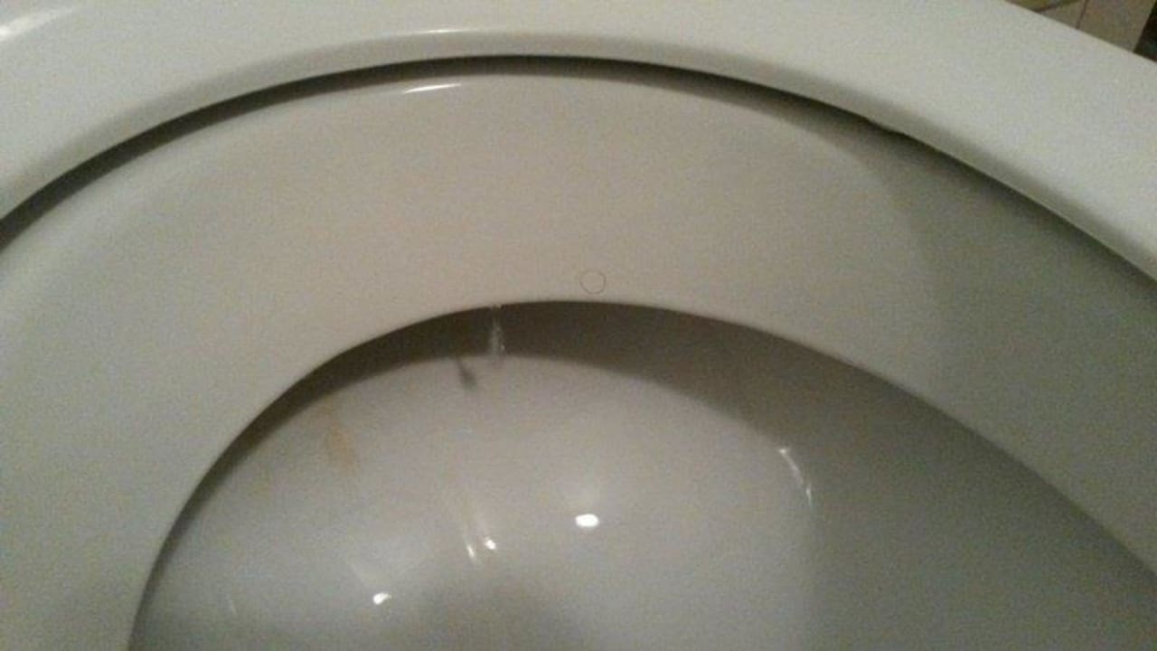 Haare/Urinreste vom Vormieter vorhanden. Hotel Brückenhof