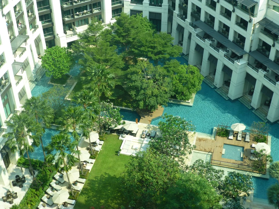 Blick auf Gartenanlage mit Pool Siam Kempinski Hotel Bangkok
