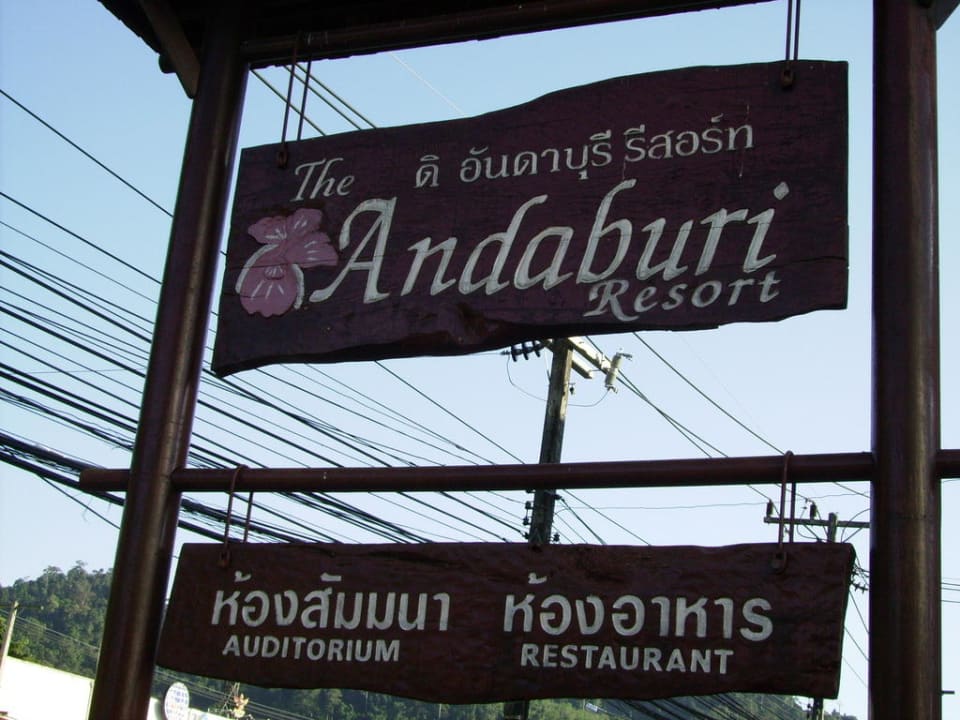 Hinweisschild an der Hauptstraße The Leaf on The Sands by Katathani