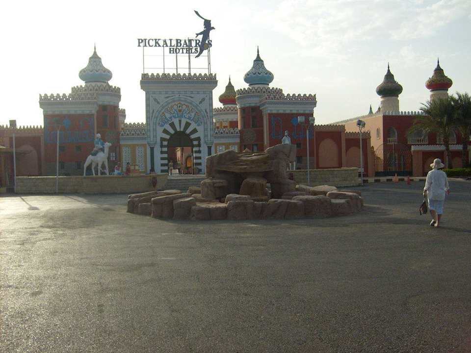Отель в дневном свете Pickalbatros Alf Leila Wa Leila Resort - Neverland Hurghada
