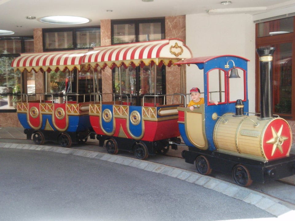 Der Zug vor dem Hotel Hotel Alpenkönig Tirol