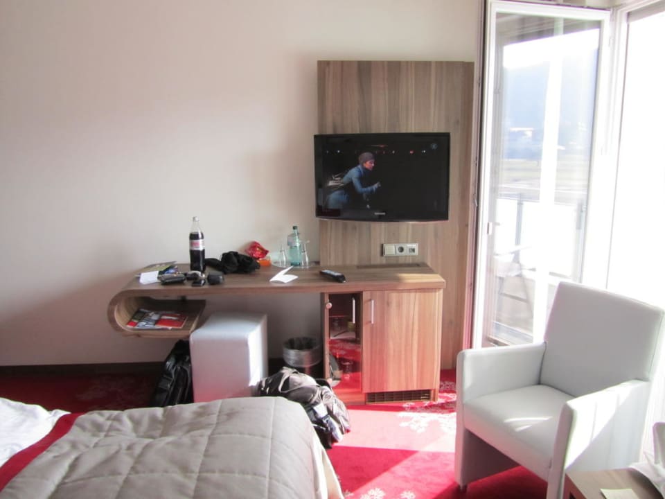 Fernseher und Ablage-/Schreibtisch Rathener Hof by STEIGER Hotels