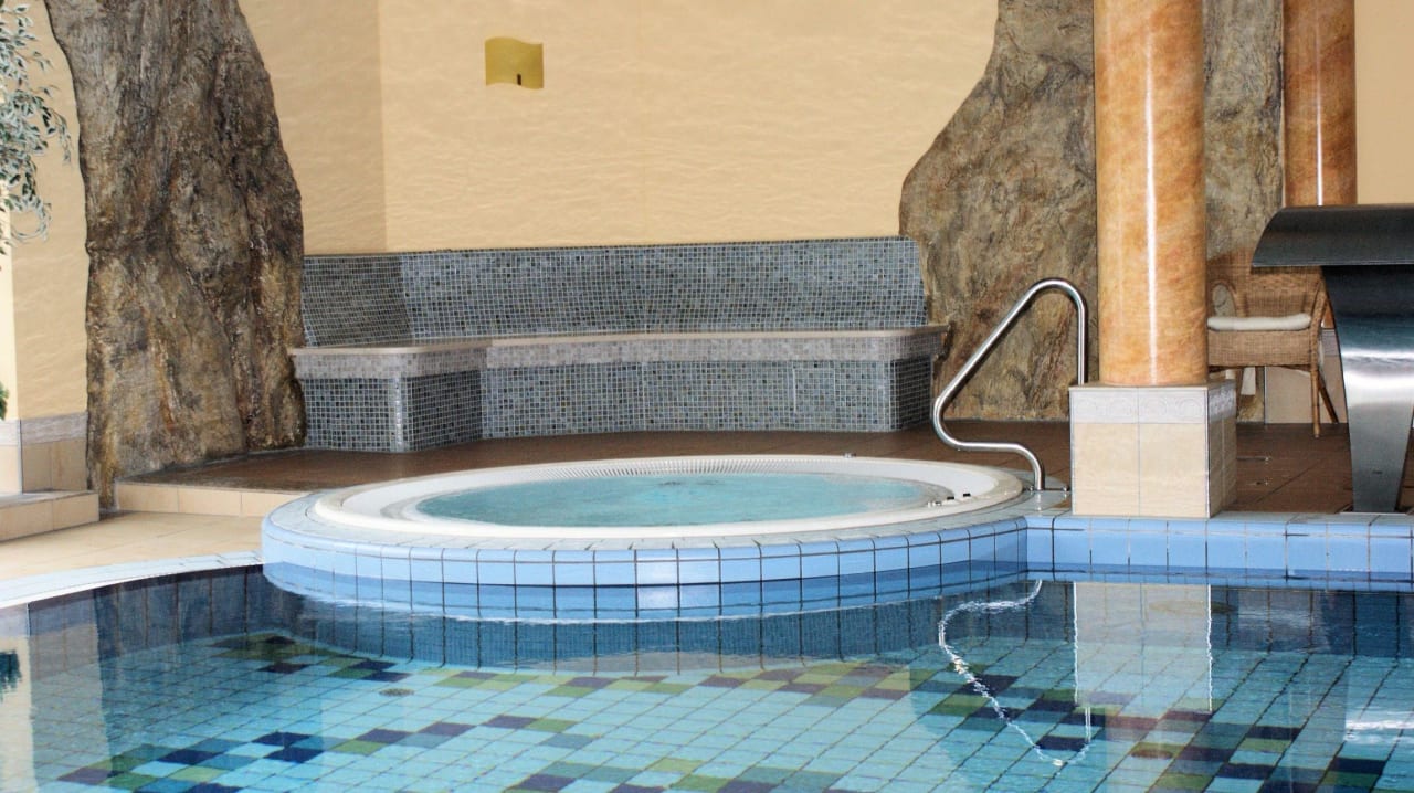 Blick auf Pool und Whirlpool Hotel Brunnenhof