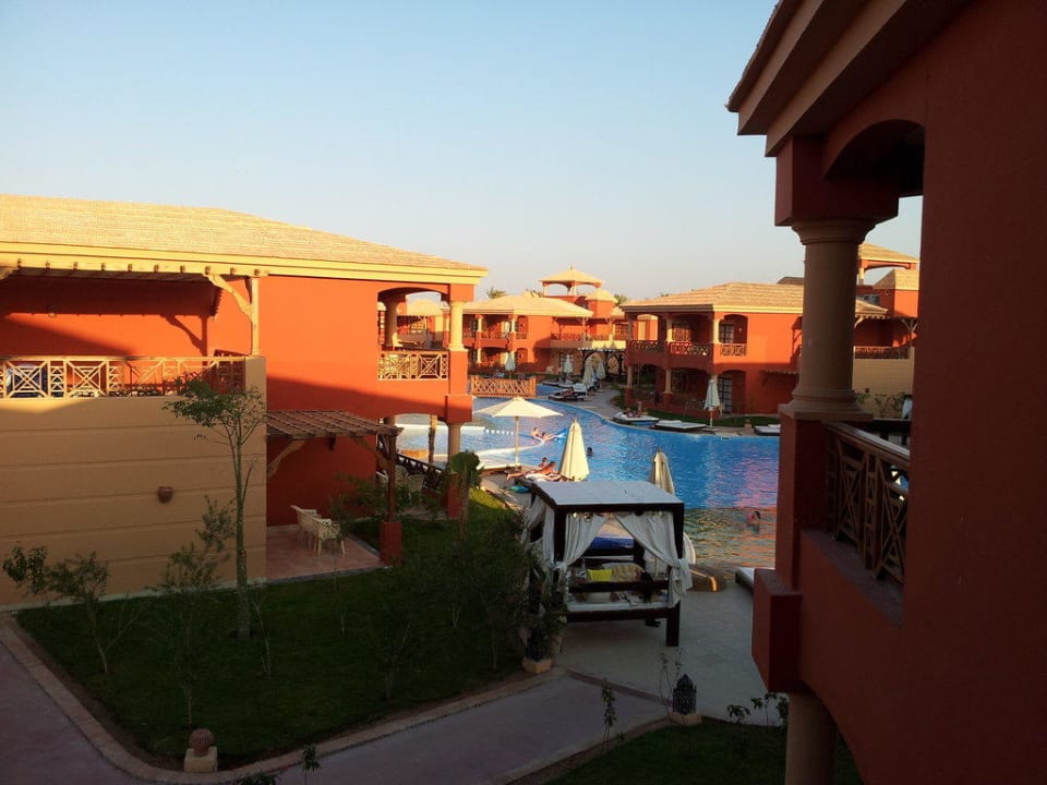 Blick vom Balkon auf den Pool Pickalbatros Alf Leila Wa Leila Resort - Neverland Hurghada