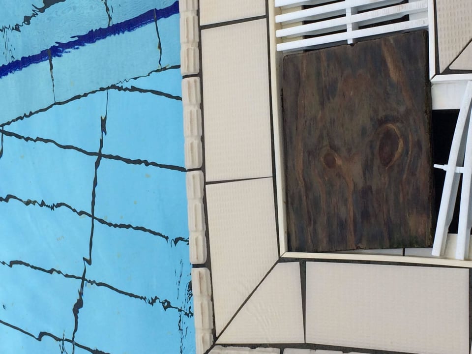 Holzstück als Ablaufdeckel Tirreno Resort