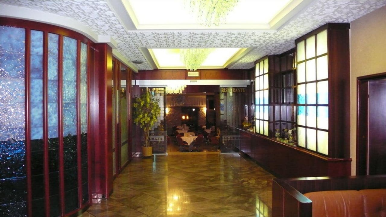 Durchgang zur Bar und Restaurant Hotel Caravel