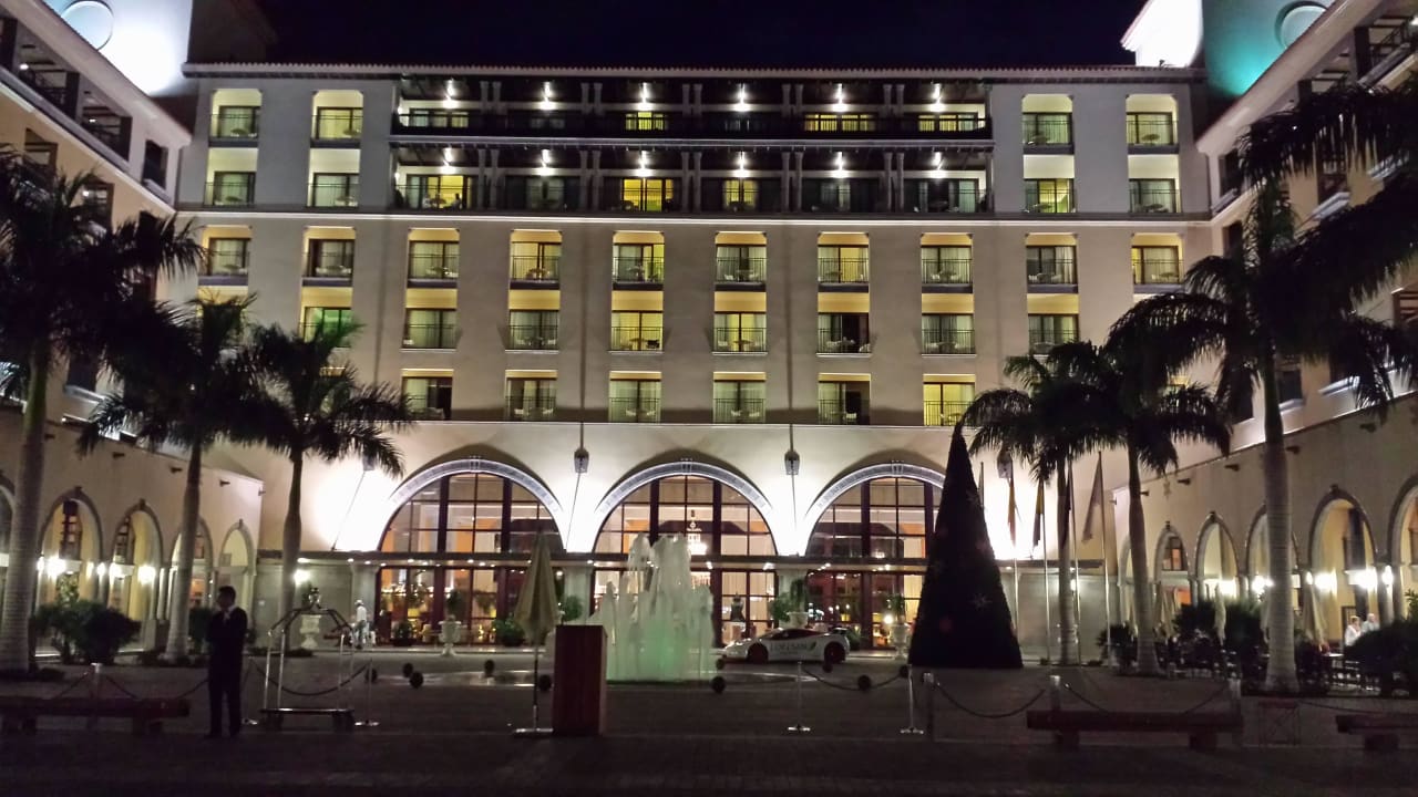 Hotelansicht abends Lopesan Costa Meloneras, Resort & Spa