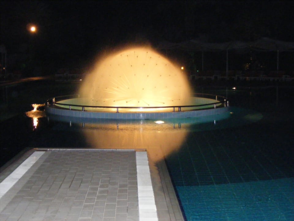 Bei Nacht Le Jardin Resort