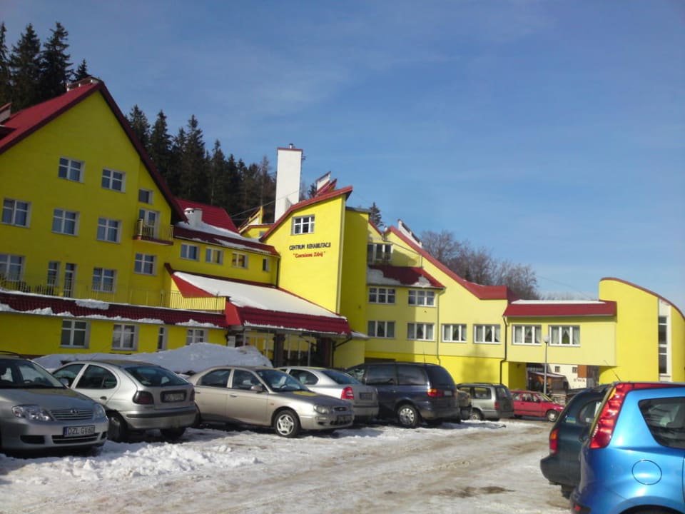 Hauptgebäude vom Parktplatz aus fotografiert Klinika Młodości Medical SPA