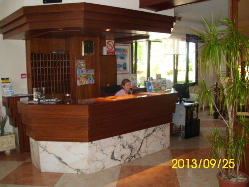 Rezeption (mit der Chefin) Hotel Ses Puntetes