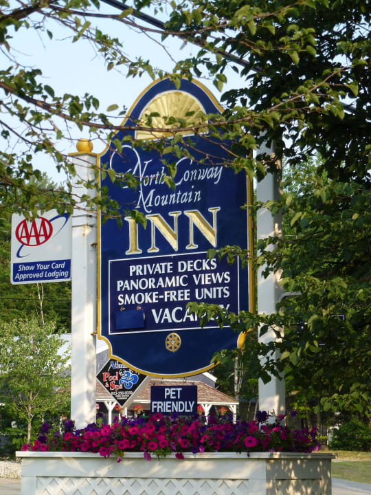 Schild an der Straße Hotel North Conway Mountain Inn