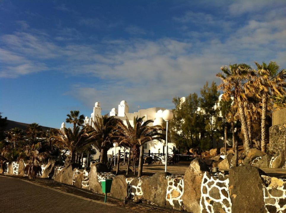 Hotel von der Promenade aus gesehen H10 Timanfaya Palace - Adults only