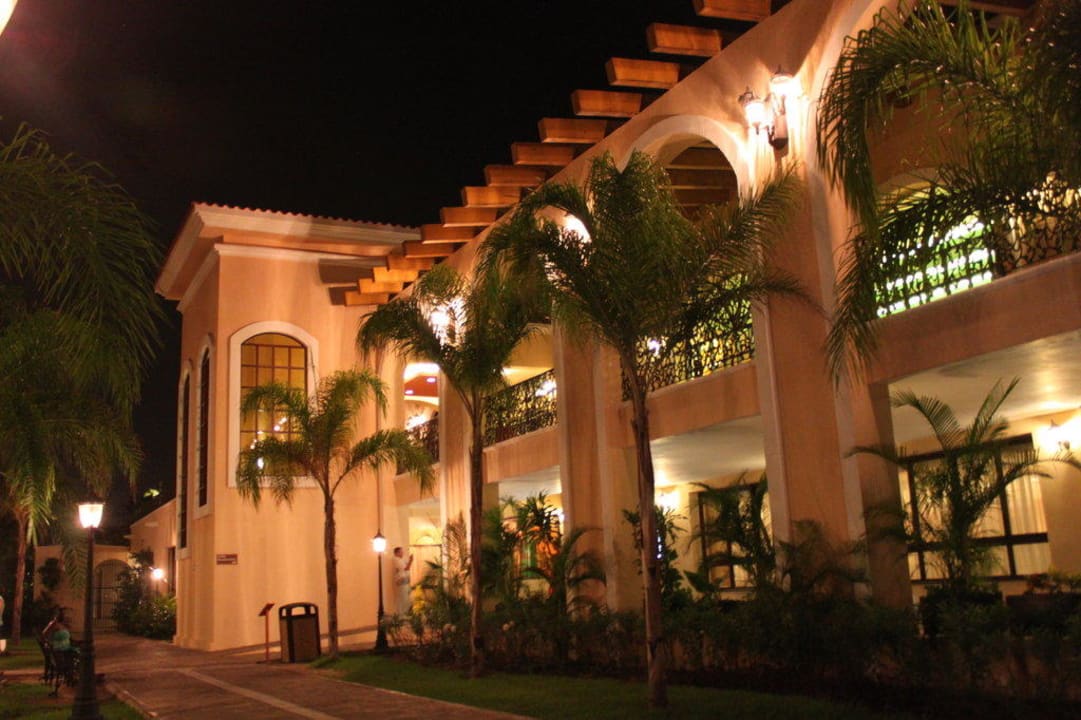 Anlage bei Nacht Sandos Playacar Beach Resort