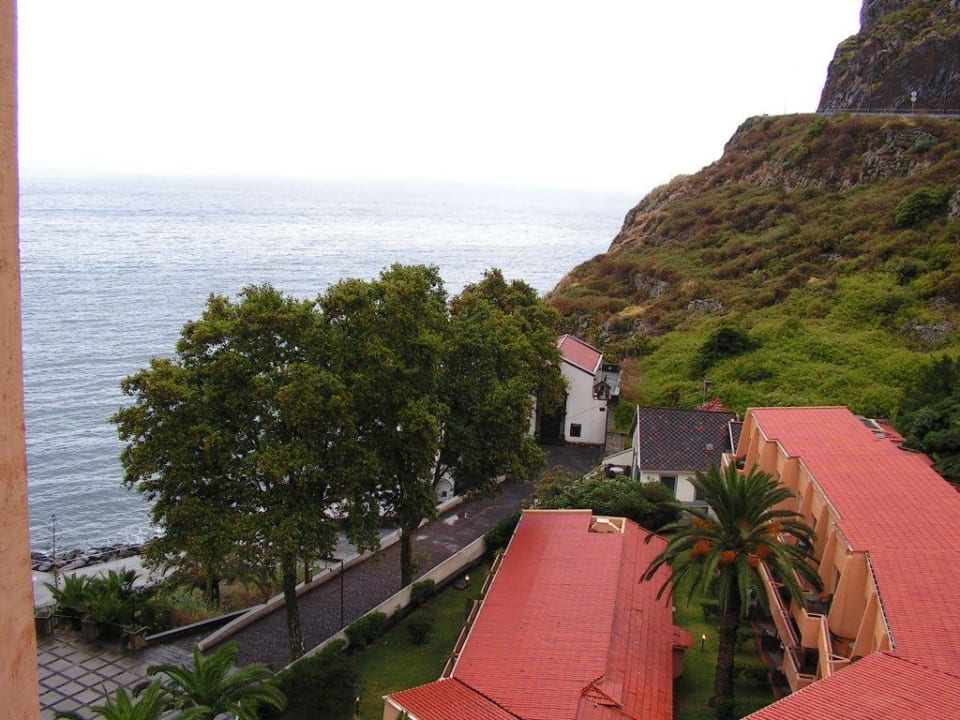 TowerzimmerblickRichtung Berg auf Clubzimmer und Meer Hotel Dom Pedro Madeira
