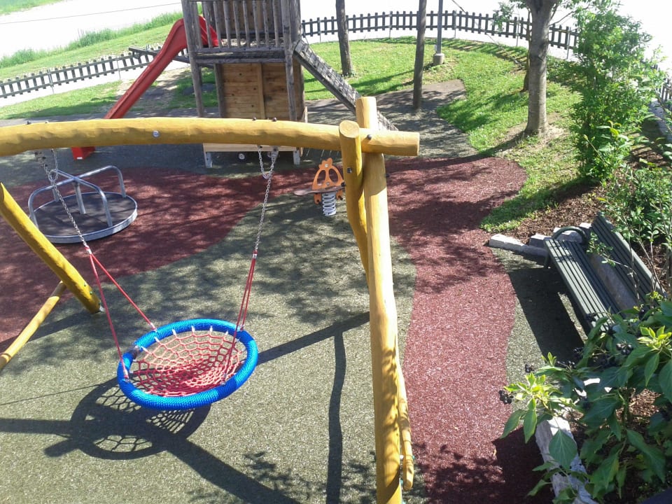 Spielplatz aussen (innen gibt´s auch einen) 1A Landhotel Schicklberg