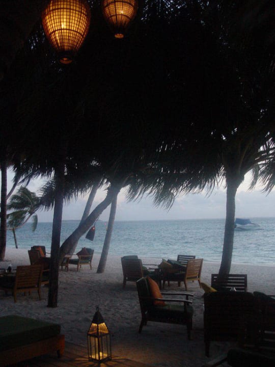 Ambiente am Abend in der Rangali Bar Conrad Maldives Rangali Island