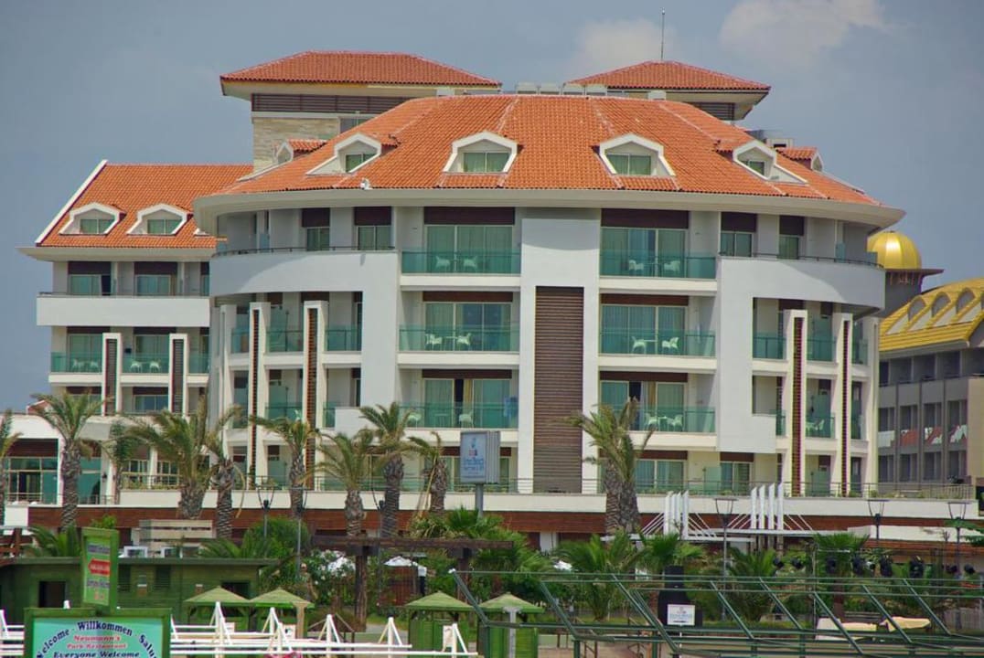 Vom neuen Hafen aus  Sunis Evren Beach Resort Hotel & Spa