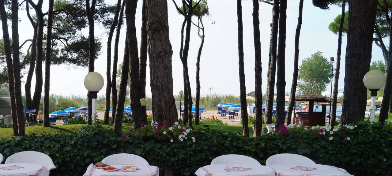 Blick von der Frühstücksterrasse Richtung Meer Hotel Beau Rivage Pineta